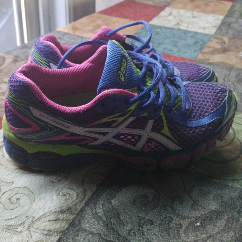Tennis shoes